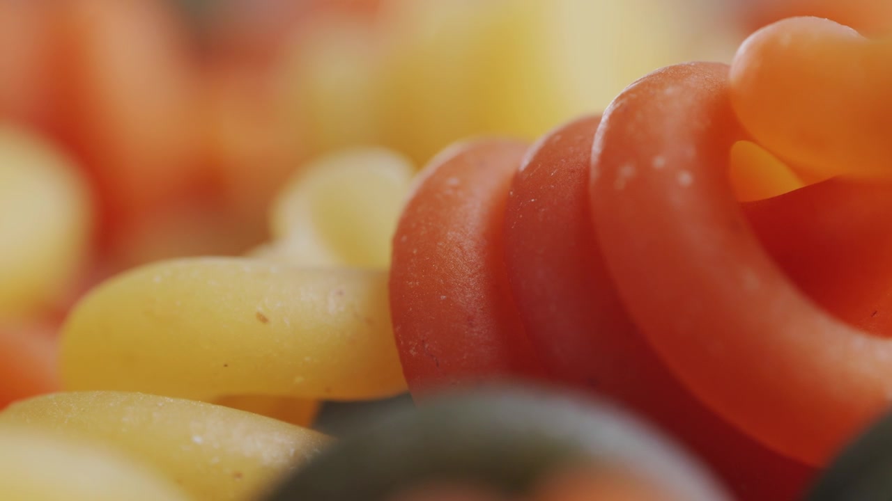 未調理のカラフルなフジッリパスタのクローズアップマクロ撮影