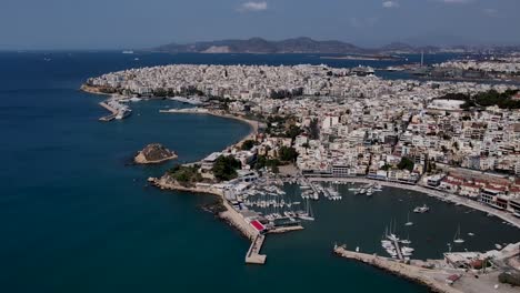 Vista-Aérea-De-Las-Islas-Sarónicas-Griegas-Con-Muchos-Edificios-Y-Barcos-En-El-Puerto