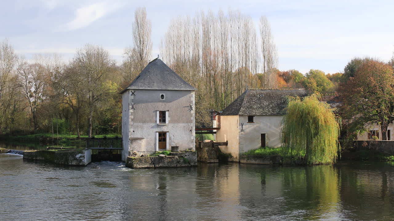 Il Moulin à Pont de Ruan sul fiume Indre nel villaggio di Pont de Ruan nella Francia centrale.