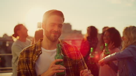 Fröhlicher-Kerl,-Der-In-Der-Disco-Bei-Sonnenuntergang-Bier-Trinkt.-Multiethnische-Menschen-Haben-Spaß-Auf-Partys.