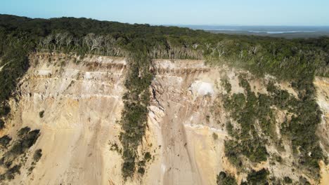 Hoher-Schwenk-Drohnenblick-Auf-Die-Großen-Bunten-Sandklippen-Von-Rainbow-Beach-Australien,-Die-Von-Der-Morgensonne-Beleuchtet-Werden