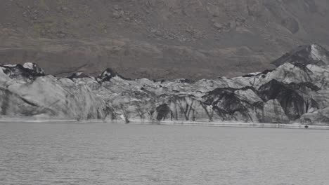 Toma-Panorámica-Lenta-Que-Muestra-El-Derretimiento-De-Los-Glaciares-En-Islandia-Debido-Al-Cambio-Climático.