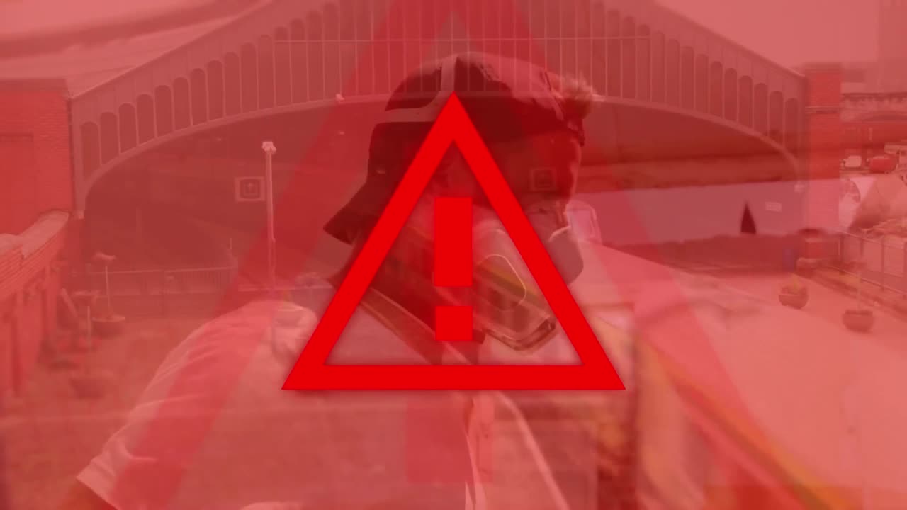 un letrero de advertencia triangular sobre un hombre que lleva una máscara de gas sobre un tren de metro en el fondo.