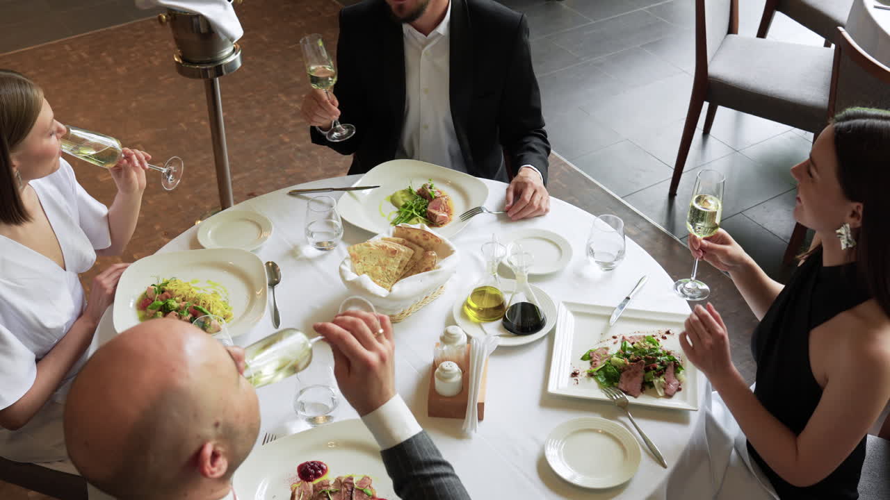 맛있는 식사를 즐기는 친구들