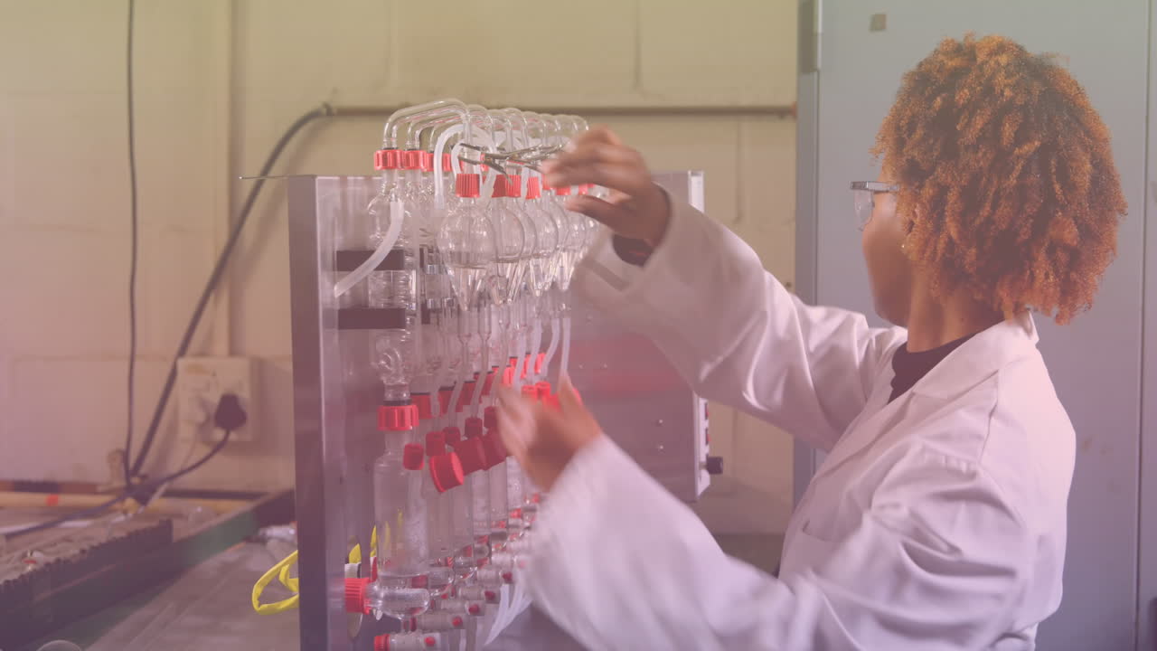 animación de una trabajadora afroamericana que toma muestras en el laboratorio