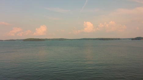 Lake-Lanier-In-Cumming-Georgia-Bei-Sonnenuntergang