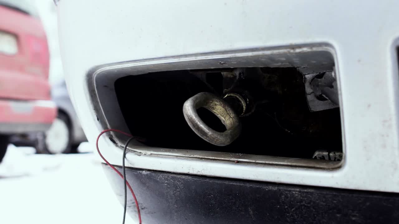 차에 견인 루프를 는 남자, 클로즈업, 겨울