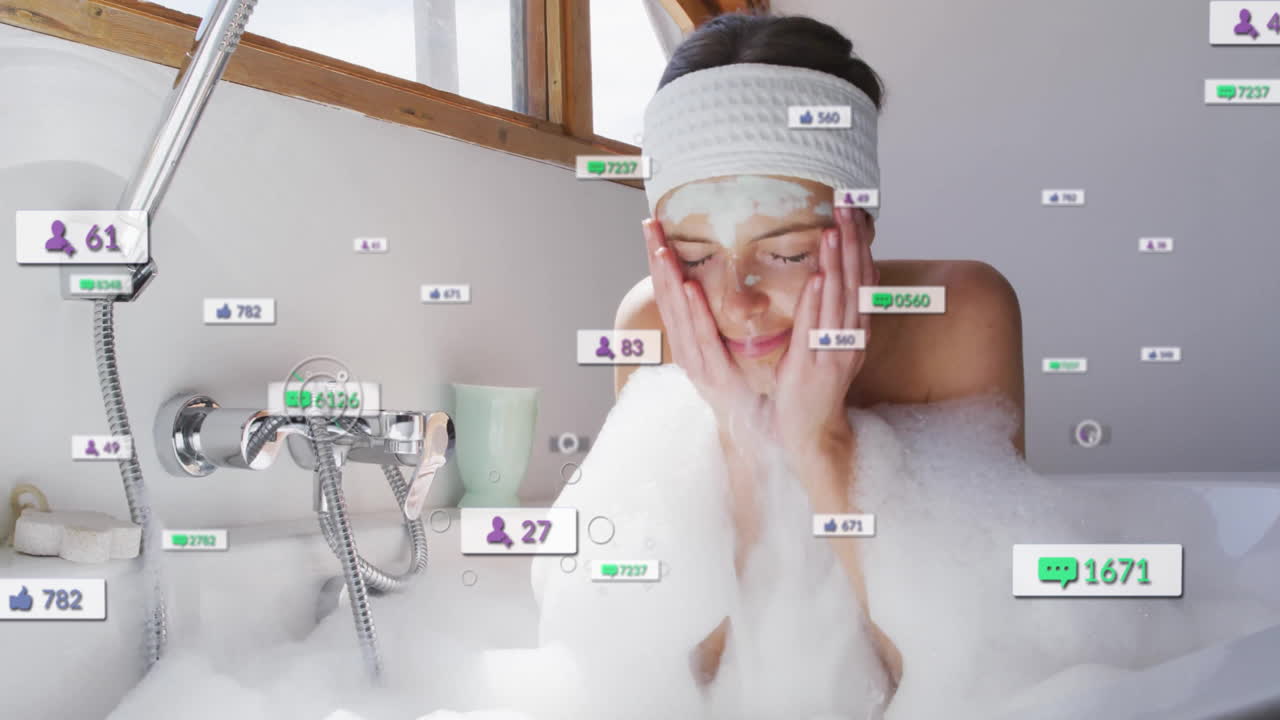 소셜 미디어 상호 작용 애니메이션에서 여자가 거품 욕조에서 휴식을 취하고 있습니다.