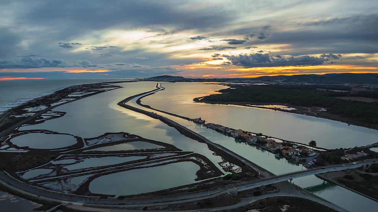 Video hyperlapse del tramonto a Les Aresquiers e Frontignan, Francia, vicino Montpellier con auto che percorrono il Pont des Aresquiers, o Ponte Aresquiers