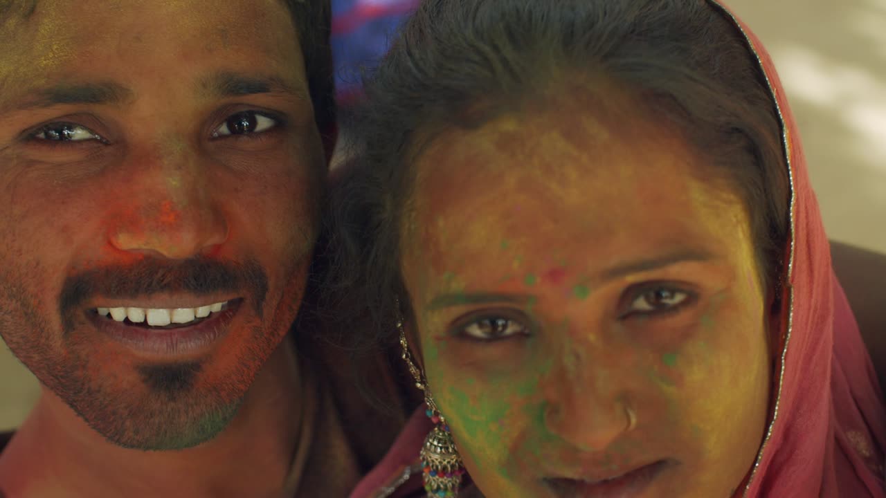 la gente de rajasthan celebra el festival de los colores holi en la india
