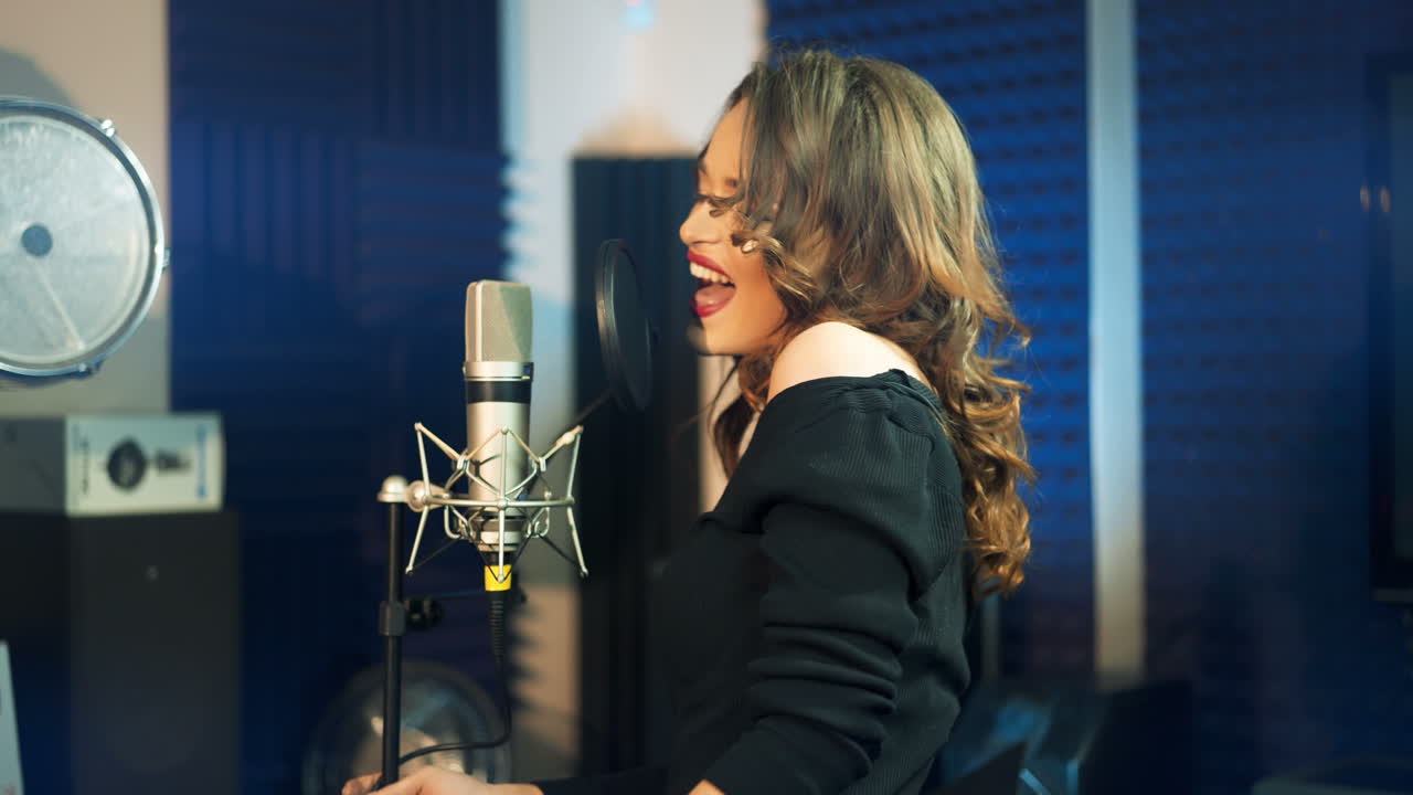Ragazza che canta al microfono in uno studio. Voce femminile
