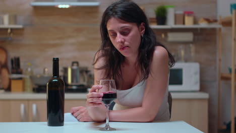 pareja con copas de vino rojo
