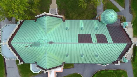 Horizontally-rooftop-aerial-view-to-the-Concordia-University-in-Montreal,-Quebec,-Canada