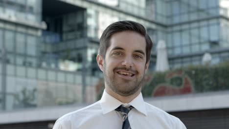 Hombre-De-Negocios-Con-Camisa-Blanca-Y-Corbata-Sonriendo-A-La-Cámara