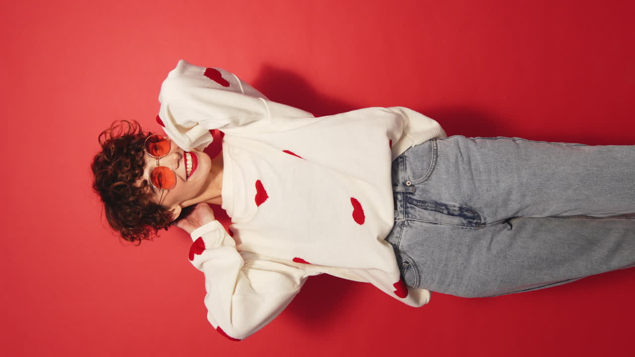 심장 스웨터를 입은 여자