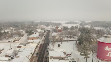 Aéreo,-Centro-De-Balsam-Lake,-Wisconsin-Durante-El-Invierno