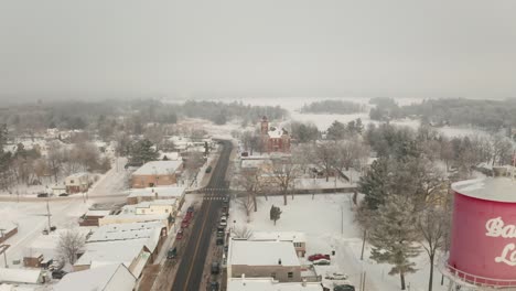 aéreo, centro de balsam lake, wisconsin durante el invierno
