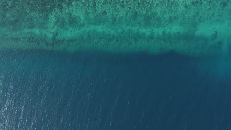 Ondas-Azules-Turquesas-Cámara-Lenta-Agua-Mar-Paisaje-Marino-Drone-Aéreo-Arriba-Vista-Reflejo-Del-Sol-En-Una-Playa-Tropical