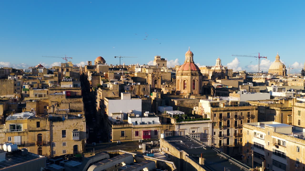 Vista aerea del paesaggio urbano storico della Valletta con cupole di chiese