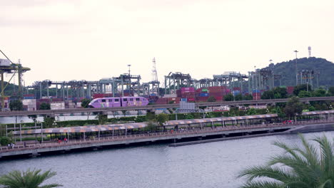 monorail fährt in richtung sentosa in singapur