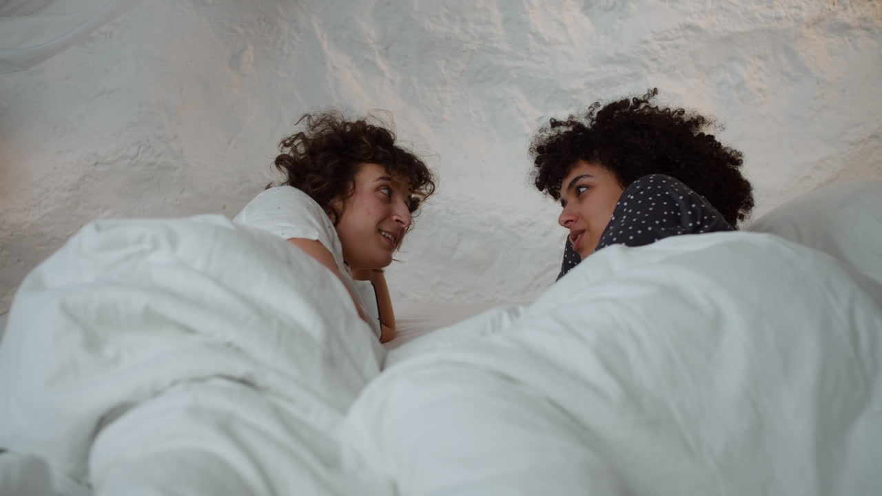 침대에 누워있는 사랑스러운 커플