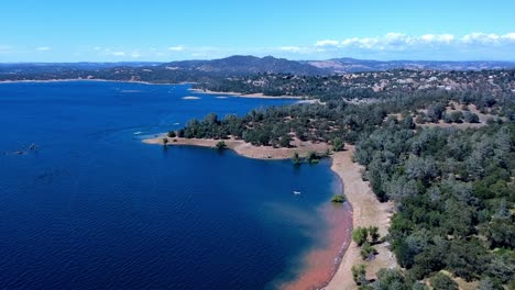 Vista-Aérea-De-La-Costa-Del-Lago-Folsom,-Paisaje-De-California