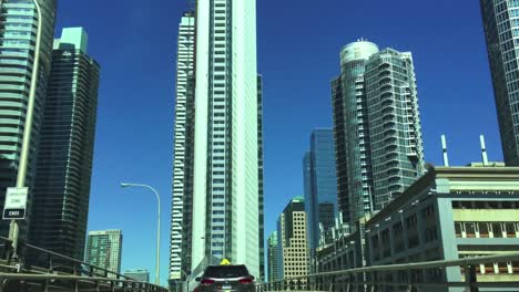 Punto-De-Vista-Conduciendo-Un-Automóvil-Por-La-Rampa-Hacia-La-Autopista-Gardiner-En-Toronto-En-Un-Hermoso-Día-Soleado