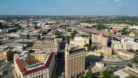 Panorámica-Hacia-La-Izquierda-Alrededor-Del-Hotel-Emily-Morgan-Doubletree-San-Antonio,-Texas,-Estados-Unidos