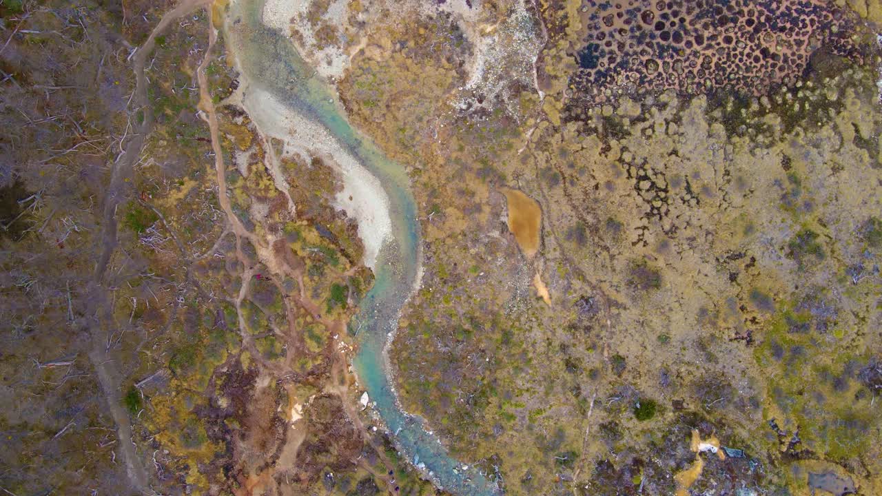 una fotografía de un dron volando sobre un colorido sendero de senderismo en tierra del fuego, argentina