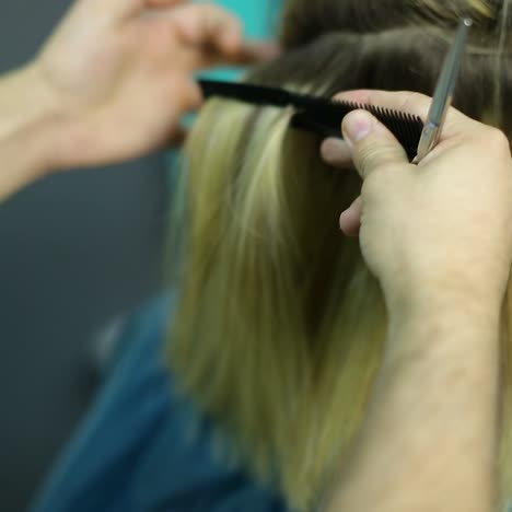 corte de tintes para el cabello en proceso