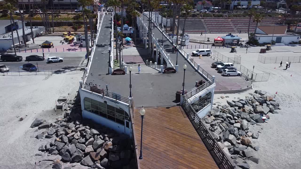 калифорнийский пирс на берегу океана на закате