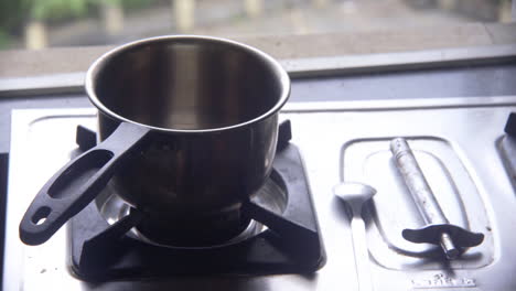 sartén hirviendo y humo de agua de té caliente