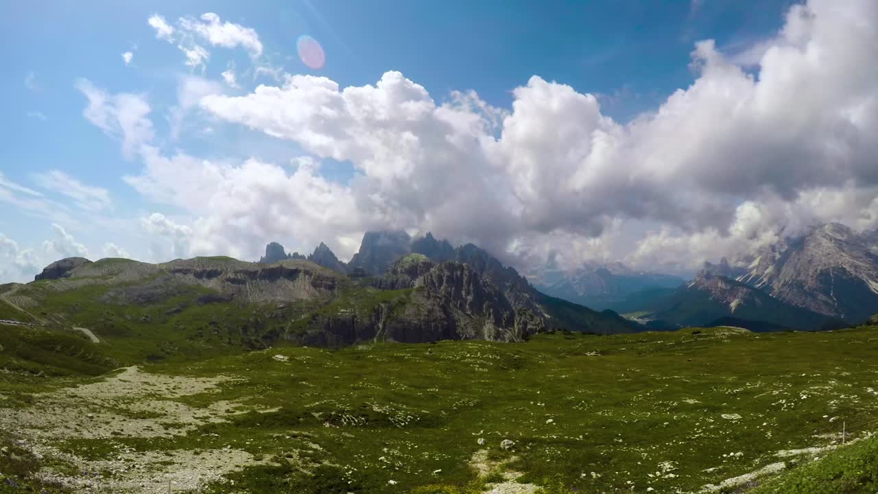 timelapse parque natural nacional tre cime nos alpes dolomitas. belíssima natureza da itália.