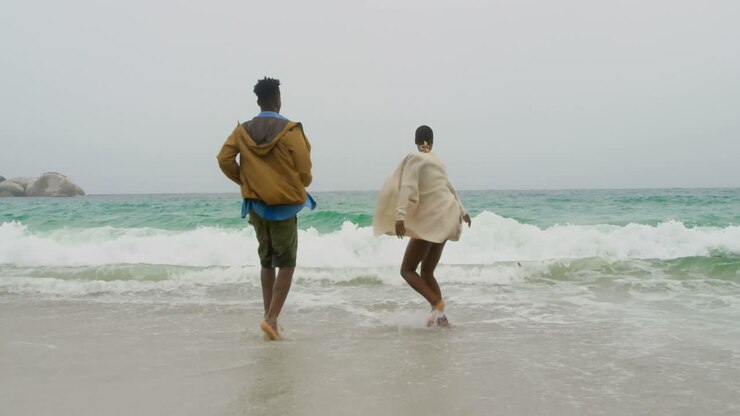 Coppia afroamericana che si diverte insieme sulla spiaggia 4k