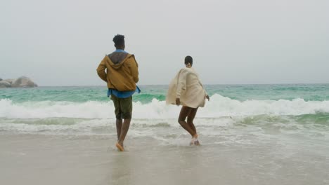 Pareja-Afroamericana-Divirtiéndose-Juntos-En-La-Playa-4k