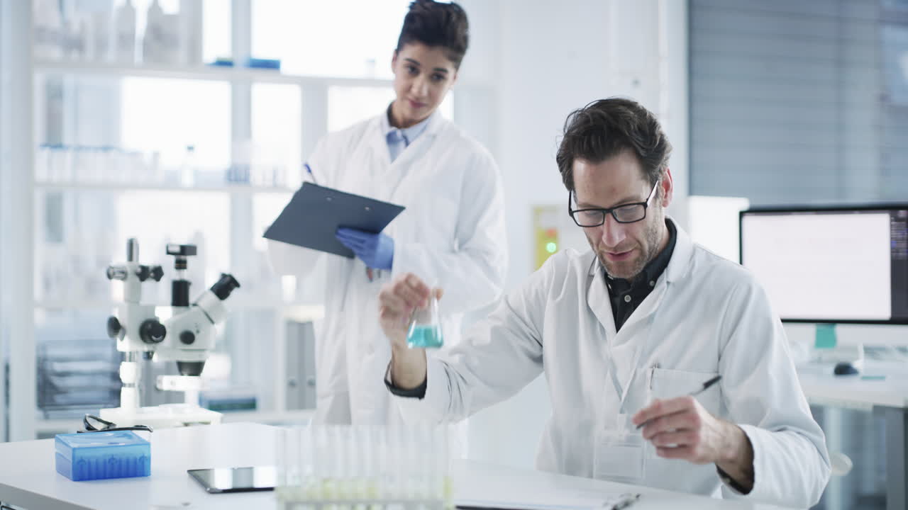 científico, químicos y experimentos escribiendo notas