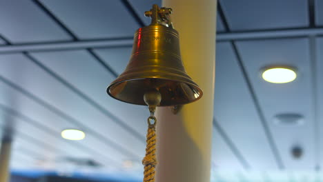 campana en crucero restaurante iglesia café templo bronce dorado