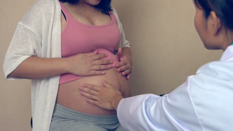 mujer embarazada y médico ginecólogo en el hospital