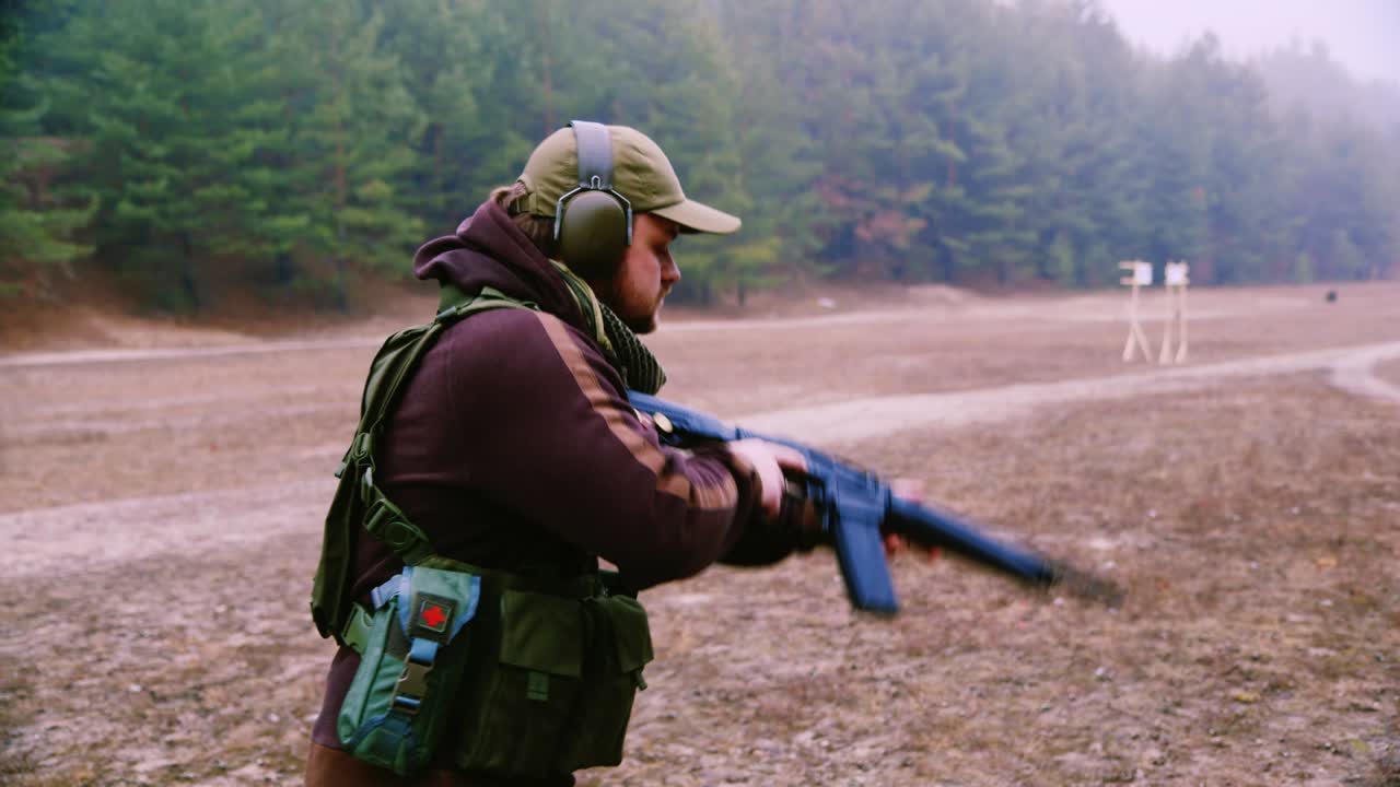 охотник в наушниках стреляет из ружья 6