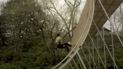 un patinador se deleita en el corey lawrence halfpipe, famoso por llamarse la rampa vert, ubicado en lawrence, ks.