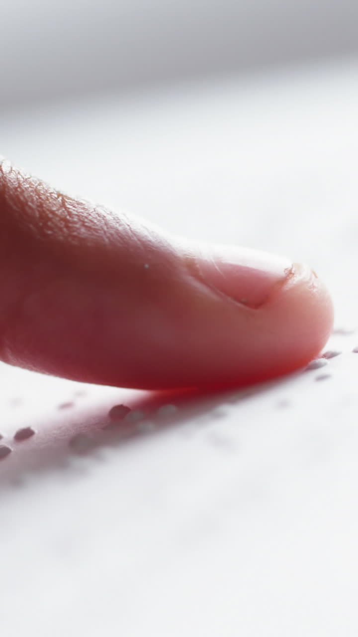 escolar que lee un libro en braille en el aula de la escuela