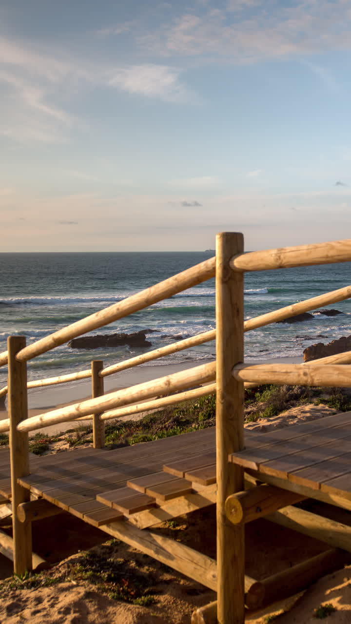 Smuk, vild og øde strand på Portugals atlanterhavskyst, vertikalt.