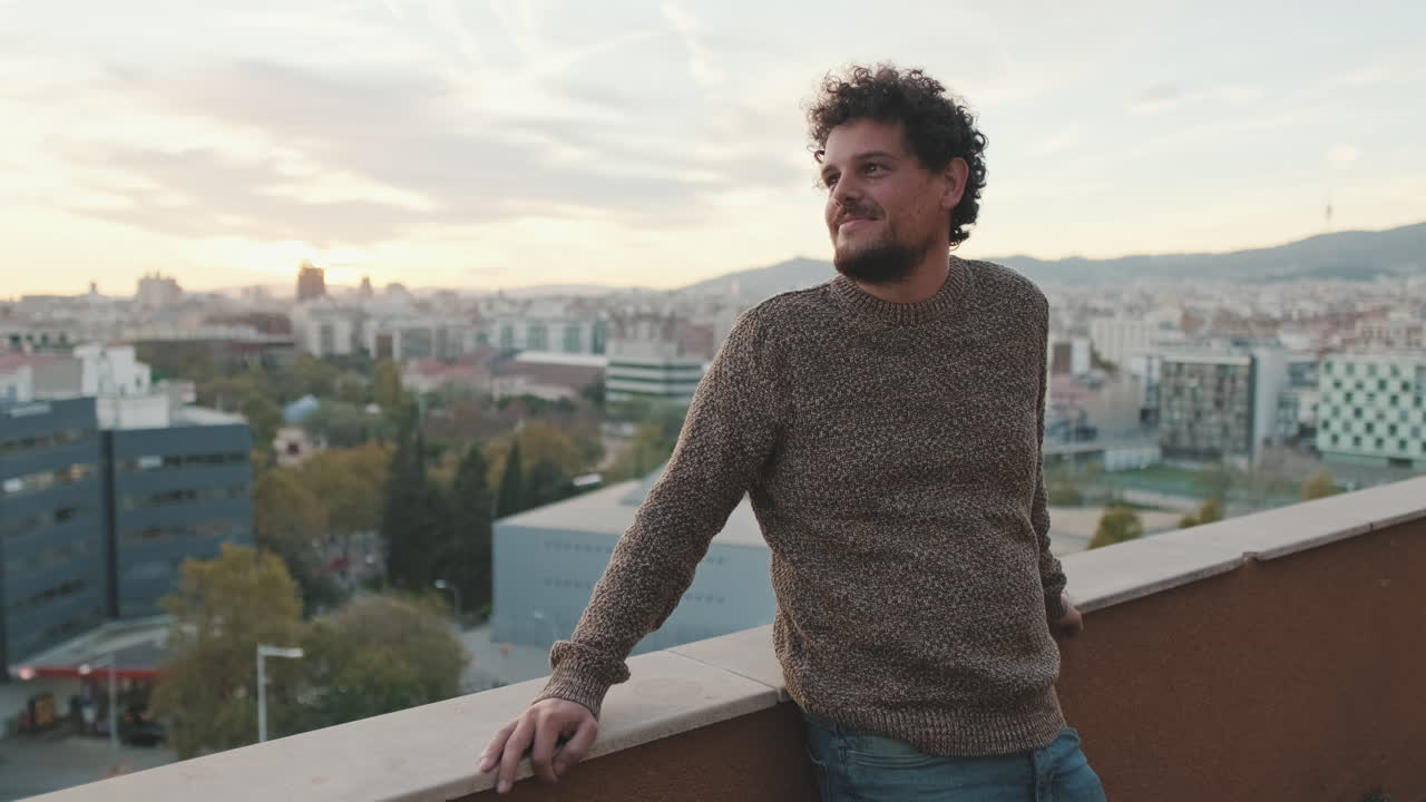 hombre en el techo con vistas a la ciudad