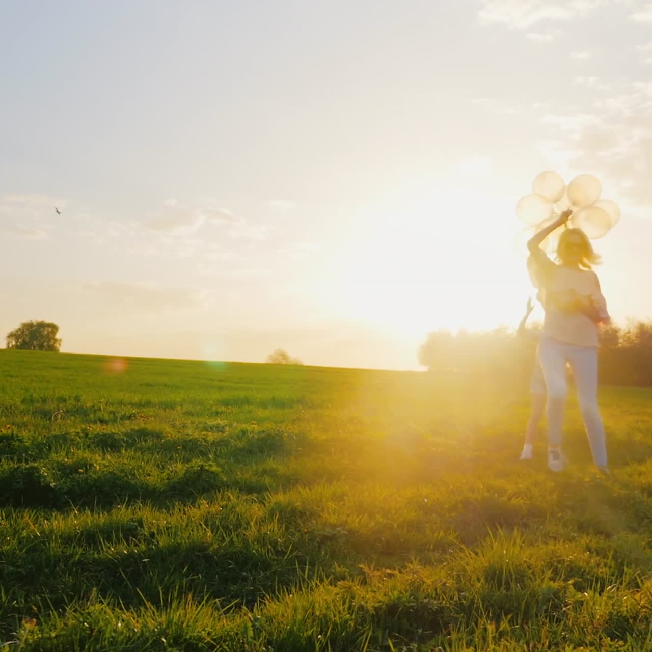 mujer de mediana edad jugando con su hija