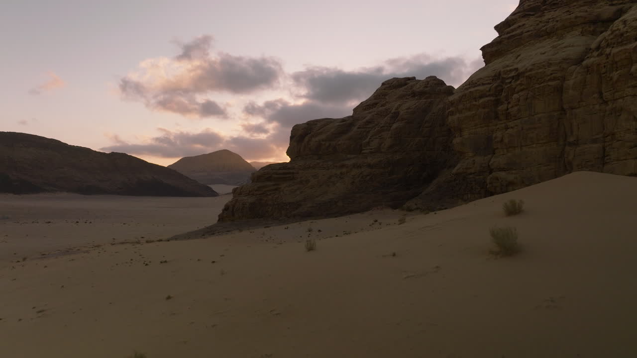 вид на восход солнца ранним утром в пустыне вади ром в иордании