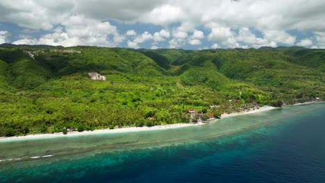 Denso-Matorral-Sobre-La-Cresta-De-La-Montaña-En-Pueblos-Frente-Al-Mar-En-El-Norte-De-Nusa-Penida,-Bali,-Indonesia