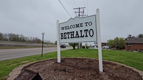 a la señal de bienvenida bethalto fuera del pueblo a lo largo de s bellwood drive ruta 111, illinois, estados unidos