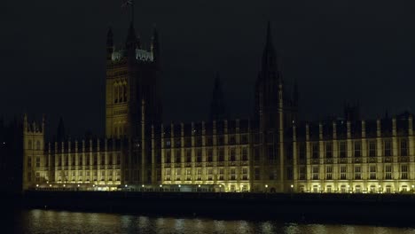 el palacio de westminster por la noche, londres en el reino unido