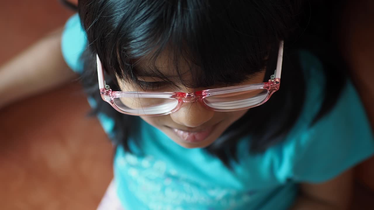la chica con las gafas rosas.