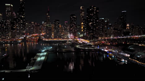 Toma-Aérea-De-Seguimiento-De-Los-Fuegos-Artificiales-Del-Día-De-San-Valentín-En-El-Paseo-Marítimo-De-Chicago.